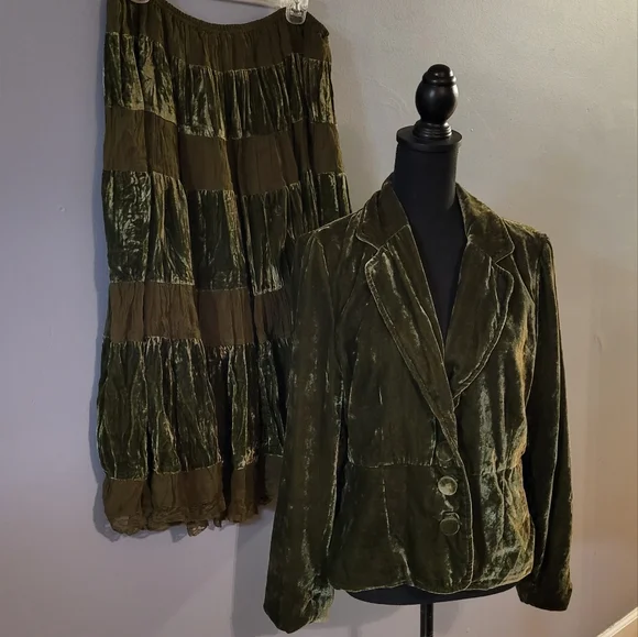 '90s Vintage Crushed Velvet Skirt & Blazer Set - Picture 4 of 11